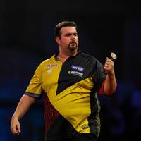 Beim European Darts Grand Prix löst Gabriel Clemens das Ticket für ein Traumduell. Auch Pascal Rupprecht schafft den Sprung in die zweite Runde. Für drei andere Deutsche ist das Turnier jedoch schon wieder vorbei.