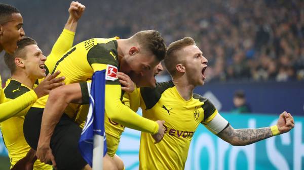 GELSENKIRCHEN, GERMANY - DECEMBER 08:  Thomas Delaney of Borussia Dortmund celebrates after scoring his team's first goal with his team mates during the Bundesliga match between FC Schalke 04 and Borussia Dortmund at Veltins-Arena on December 8, 2018 in Gelsenkirchen, Germany.  (Photo by Martin Rose/Bongarts/Getty Images)