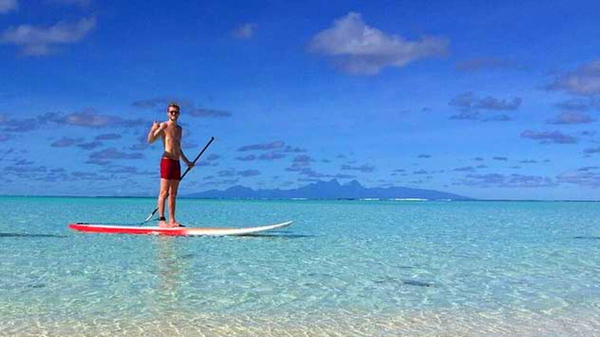 Andre Schürrle macht Urlaub im Paradies. In Französisch-Polynesien probiert sich der Wolfsburger sogar im Paddelsurfen
