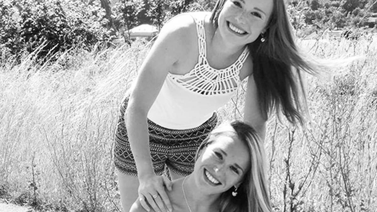 Ivona Fialkova (unten) ist ihrer zwei Jahre älteren Schwester wie aus dem Gesicht geschnitten