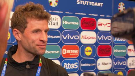 Nach dem Spiel der Deutschen gegen Ungarn hält sich Thomas Müller bei seiner Antwort kurz den Reportern gegenüber. 