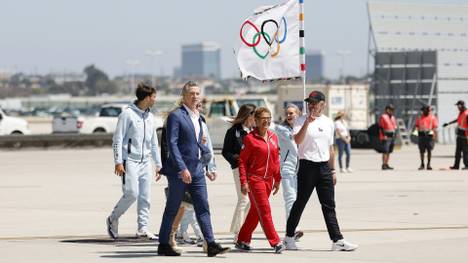 Vorfreude: Olympia-Flagge in Los Angeles angekommen