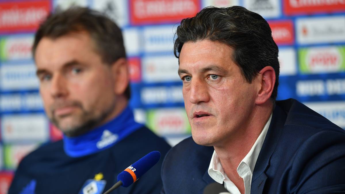 VERLIERER - HAMBURGER SV: Der HSV steckt als 17. wieder einmal tief im Abstiegskampf. Jens Todt (r.) präsentierte zwar Bernd Hollerbach als neuen Trainer, Verstärkungen für den Abstiegskampf gab es jedoch keine