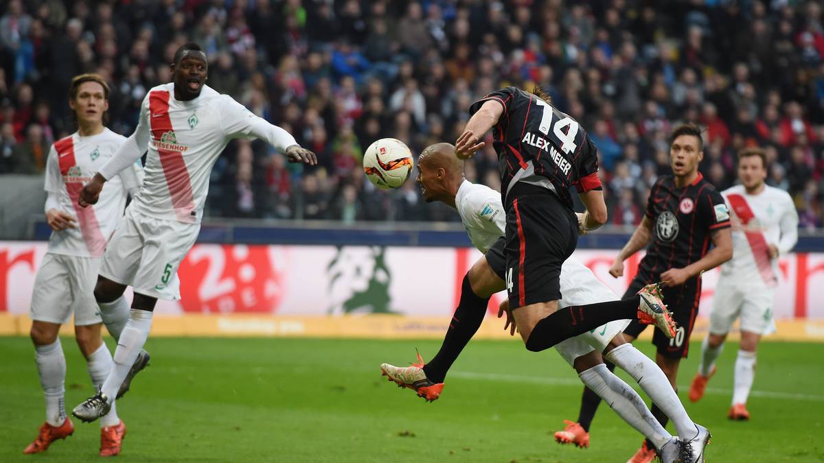 Blöd nur für Werder, dass auch die Frankfurter einen Torjäger der Marke Extraklasse in ihren Reihen haben. Nur zwei Minuten nach der Bremer Führung schlägt Alex Meier (v.) für die Eintracht zurück...