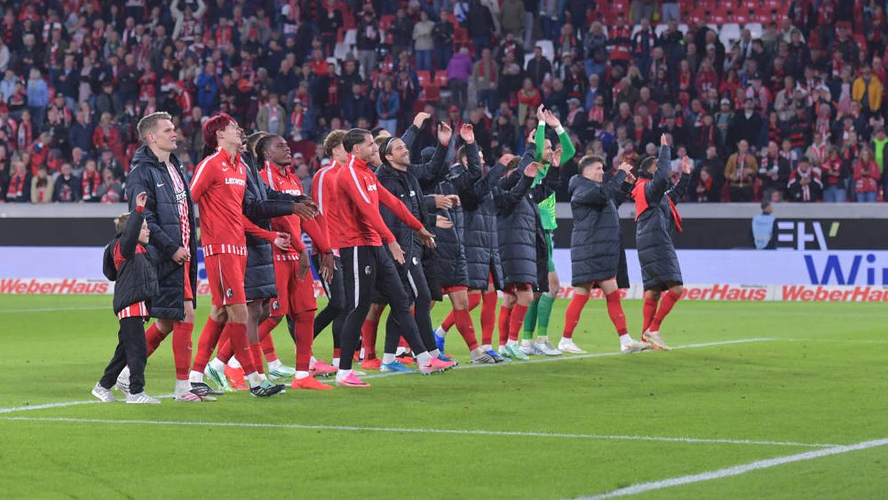 Die Spieler des SC Freiburg lassen sich als Tabellenführer feiern
