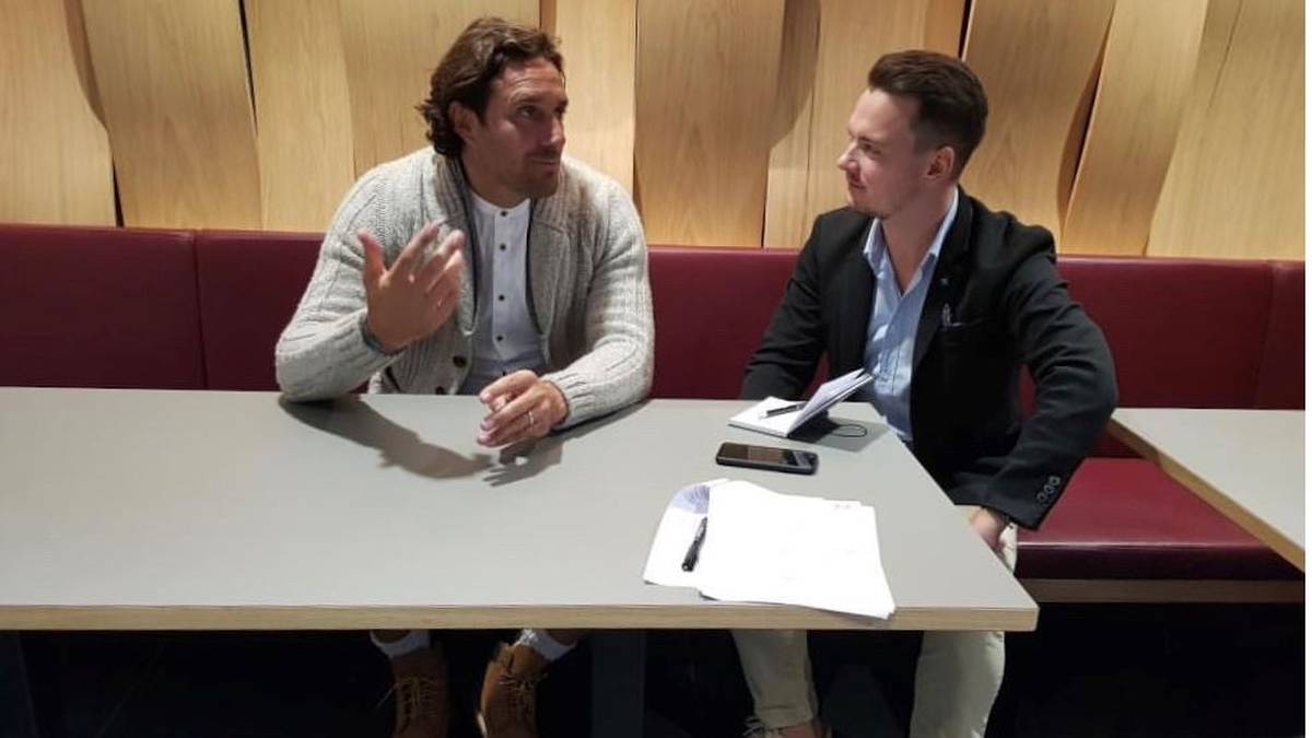 SPORT1-Chefreporter Florian Plettenberg (r.) traf Luca Toni zum Interview