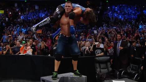 John Cena ließ AJ Styles bei WWE SmackDown Live durch den Kommentatorentisch krachen