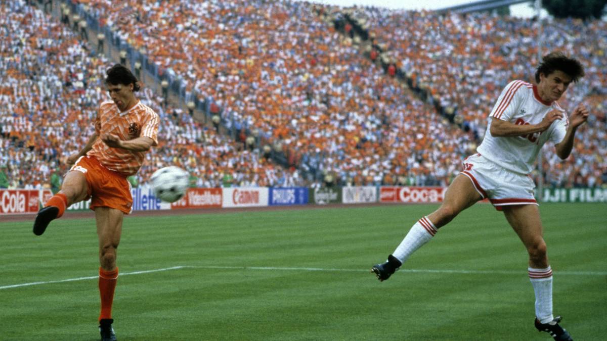 PLATZ 9 - MARCO VAN BASTEN: Mit einem wahren Kunstwerk eines Schusses führt Marco van Basten die Holländer 1988 zum EM-Titel. Holland kontert über die linke Seite, Arnold Mühren flankt hoch in den Sechzehner. Im Rücken der Abwehr hat sich van Basten herangeschlichen und haut den Ball aus einem unmöglichen Winkel mit einem Topspin-Schuss direkt in die Maschen