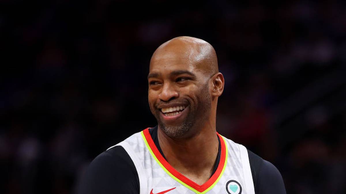 Als erster Profi der Liga-Historie spielt Carter damit in seiner 22. Saison. Im Vorjahr hatte Carter noch gemeinsam mit vier weiteren Spielern an der Spitze gestanden - darunter Dirk Nowitzki, der für die Mavs 21 Jahre die Knochen hinhielt