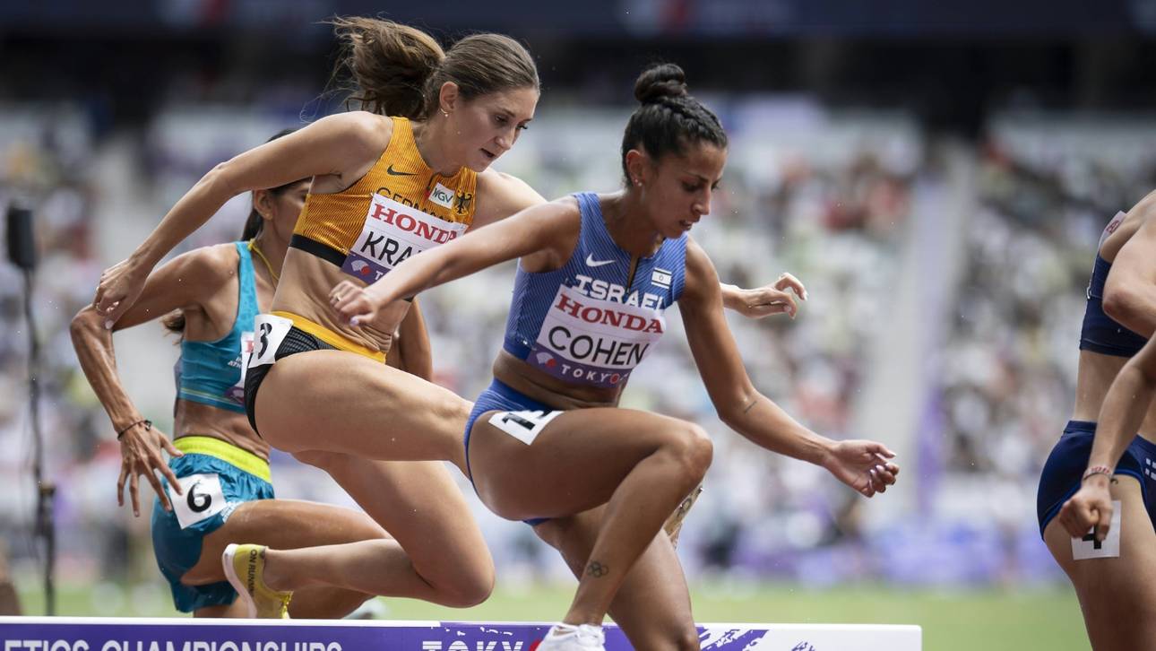 Gesa Krause (M.) fliegt über das Hindernis