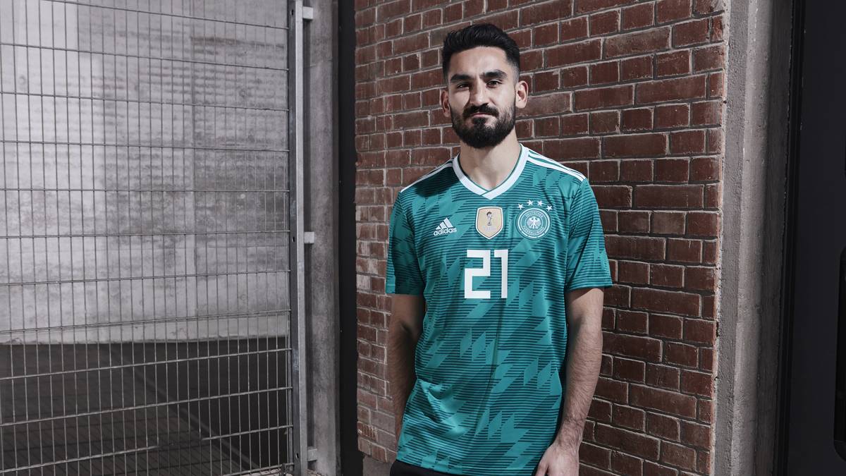 In der 2018er-Version prangt mittig auf der Brust wie hier bei Ilkay Gündogan das Weltmeister-Emblem und die Trikotnummer...