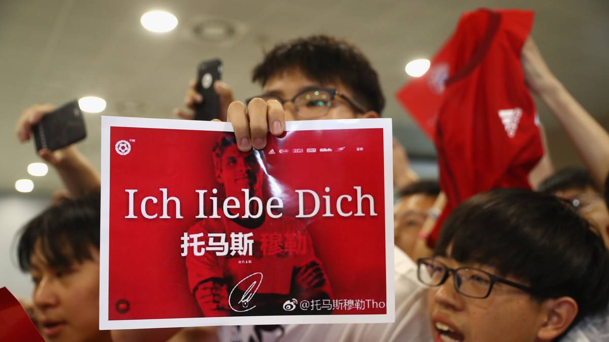 Aber auch Thomas Müller hat in China anscheinend zahlreiche Fans, die ihn mit liebevollen Botschaften empfangen