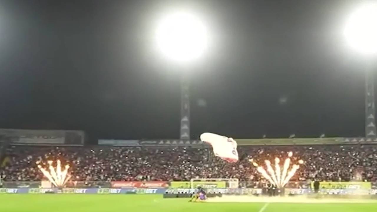 Feuershow, Paraglider und Jubel: So wird dieser WM-Held empfangen