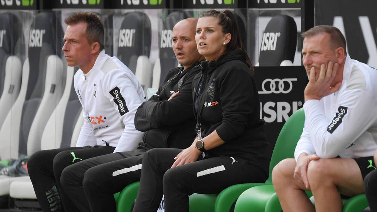 Sedrina Schaller auf der Bank von Borussia Mönchengladbach