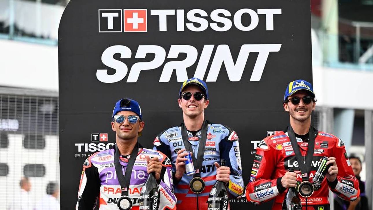 Musste sich im Sprint geschlagen geben: MotoGP-Star Bagnaia (r.)