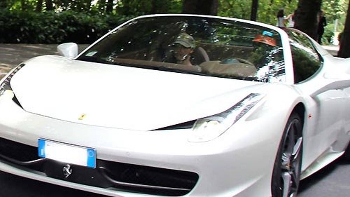 Nizzas Mario Balotelli hat sich wie Blaszczykowski  für einen 458er entschieden. Einziger Unterschied: Er fährt ihn oben offen 