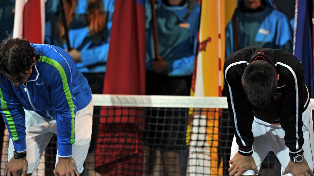 Bei der Siegerehrung fällt es den beiden sichtlich schwer, sich noch auf den Beinen zu halten