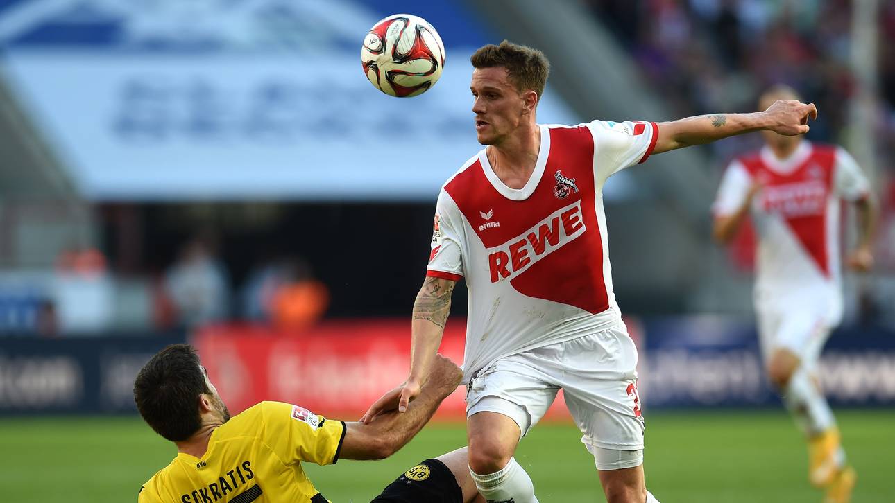 Simon Zoller vom 1. FC Köln im Zweikampf mit Sokratis