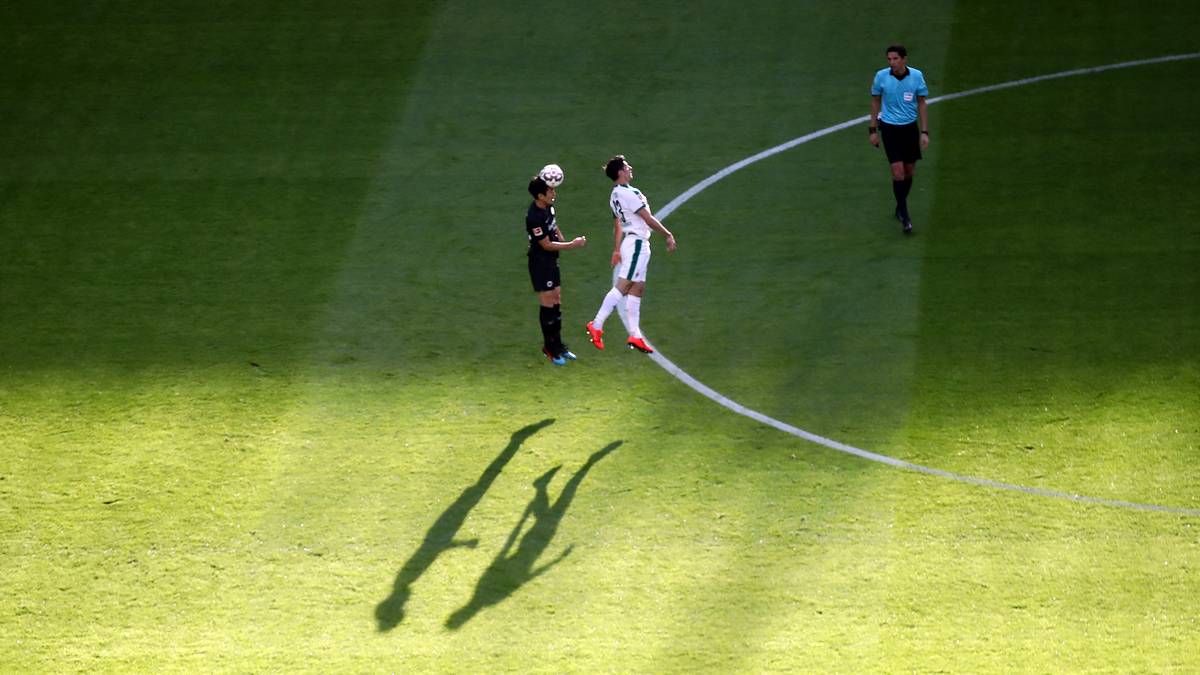 Weil die Polizei ein "strafrechtlich relevantes Banner" entfernt hatte, begannen die Eintracht-Fans, das gesamte Choreo-Material abzureißen. In der Vergangenheit hatte es jedoch schon viele Eintracht-Choreos gegeben. SPORT1 zeigt die spektakulärsten
