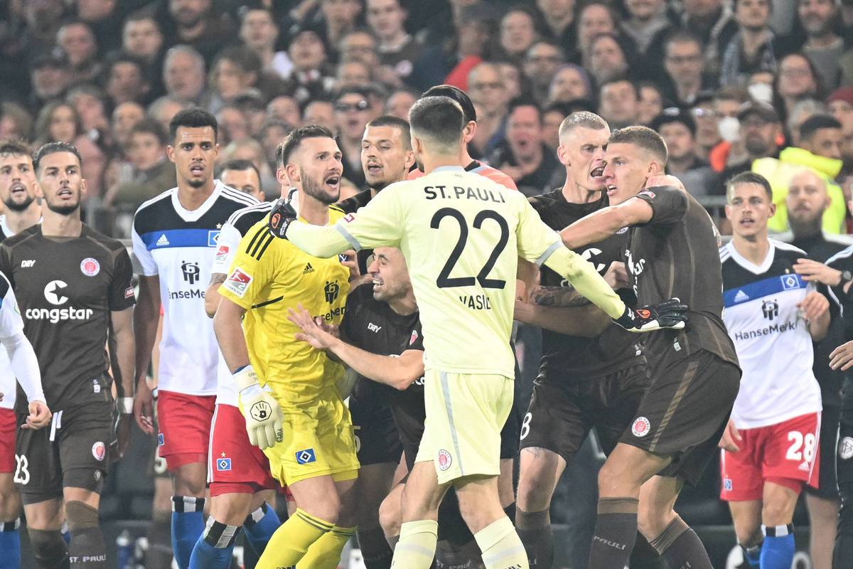 Nikola Vasilj vom FC St. Pauli gibt im SPORT1-Exklusivinterview interessante Einblicke in die anstehende Saison.