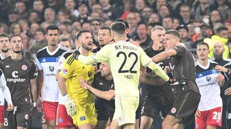 Nikola Vasilj vom FC St. Pauli gibt im SPORT1-Exklusivinterview interessante Einblicke in die anstehende Saison.