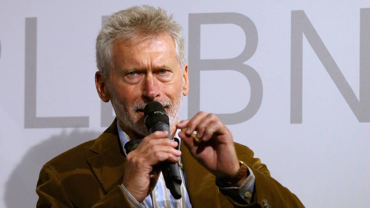 "Karl-Heinz Rummenigge kommt rein, zitiert das Grundgesetz und zehn Minuten später tritt der neben ihm dieses Grundgesetz mit Füßen - und das schon seit einem halben Jahr", schimpft Breitner in der BR-Sendung "Blickpunkt Sport"
