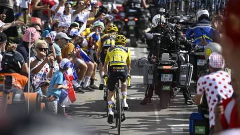 Jonas Vingegaard wurde bei der 17. Etappe der Tour de France von einem Motorrad behindert