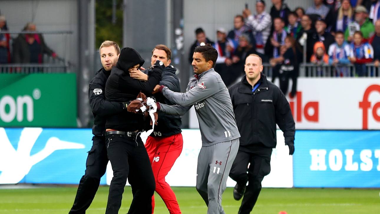 Platzsturm: Spieler stoppen Chaoten