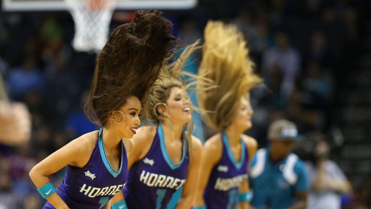 Bei den Cheerleaders der Charlotte Hornets stehen die Haare senkrecht nach oben