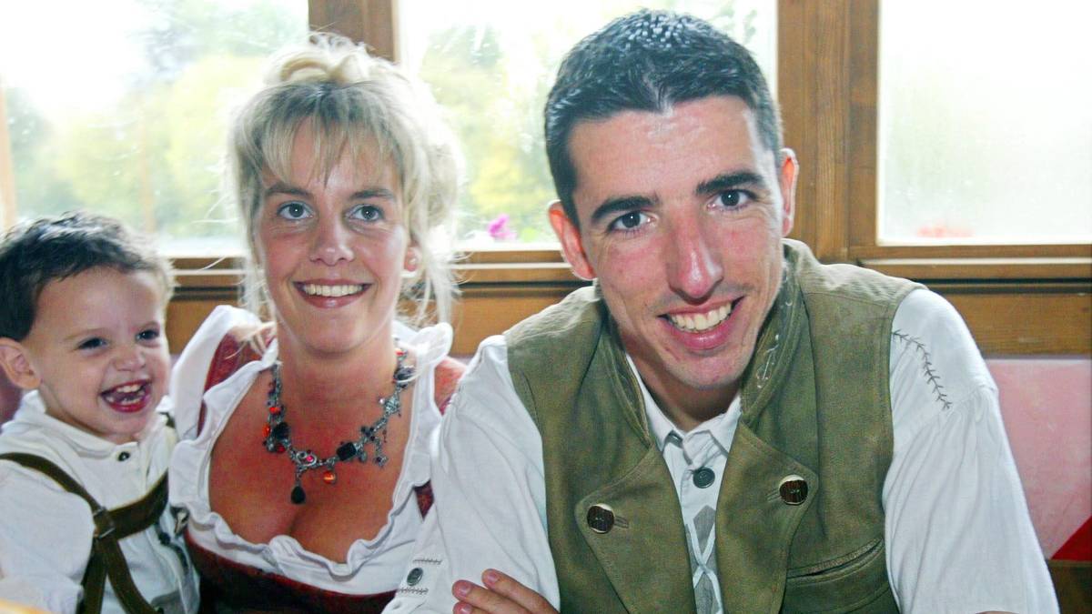 Roy Makaay macht da 2003 schon einen deutlich besseren Eindruck. Gemeinsam mit Frau und Kind genießt er seinen ersten Auftritt auf dem größten Volksfest der Welt