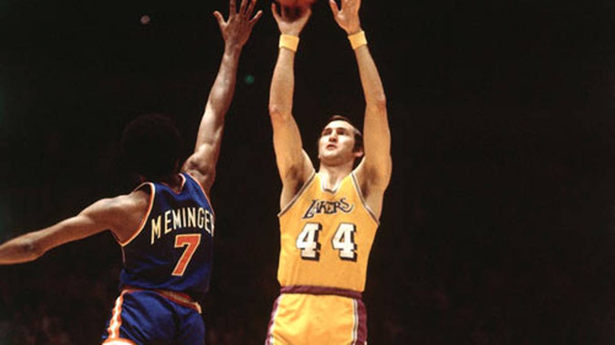 PLATZ 16 - JERRY WEST: Wer das Logo der Liga ziert, muss auch den Sprung in das Ranking der größten Spieler aller Zeiten schaffen. West wurde 14 Mal All-Star und erzielte in einer Postseason über 40 Punkte im Schnitt. Das hat sonst nur Michael Jordan geschafft