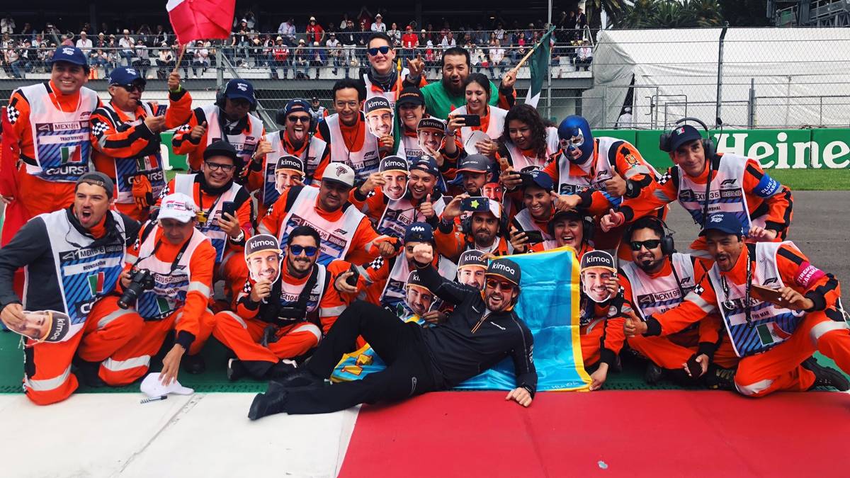 ...und posieren mit dem zweimaligen Weltmeister Fernando Alonso, der im Land der Kakteen noch immer großes Ansehen genießt. Vor dem Rennen verteilte McLaren Alonso-Masken, die die Streckenposten sich stolz überziehen