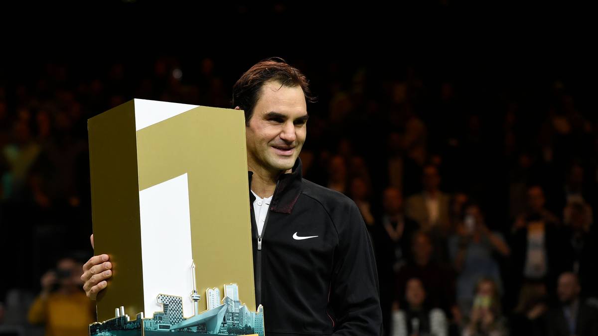 und übernimmt wieder die Nummer eins in der Weltrangliste - als ältester Führender aller Zeiten