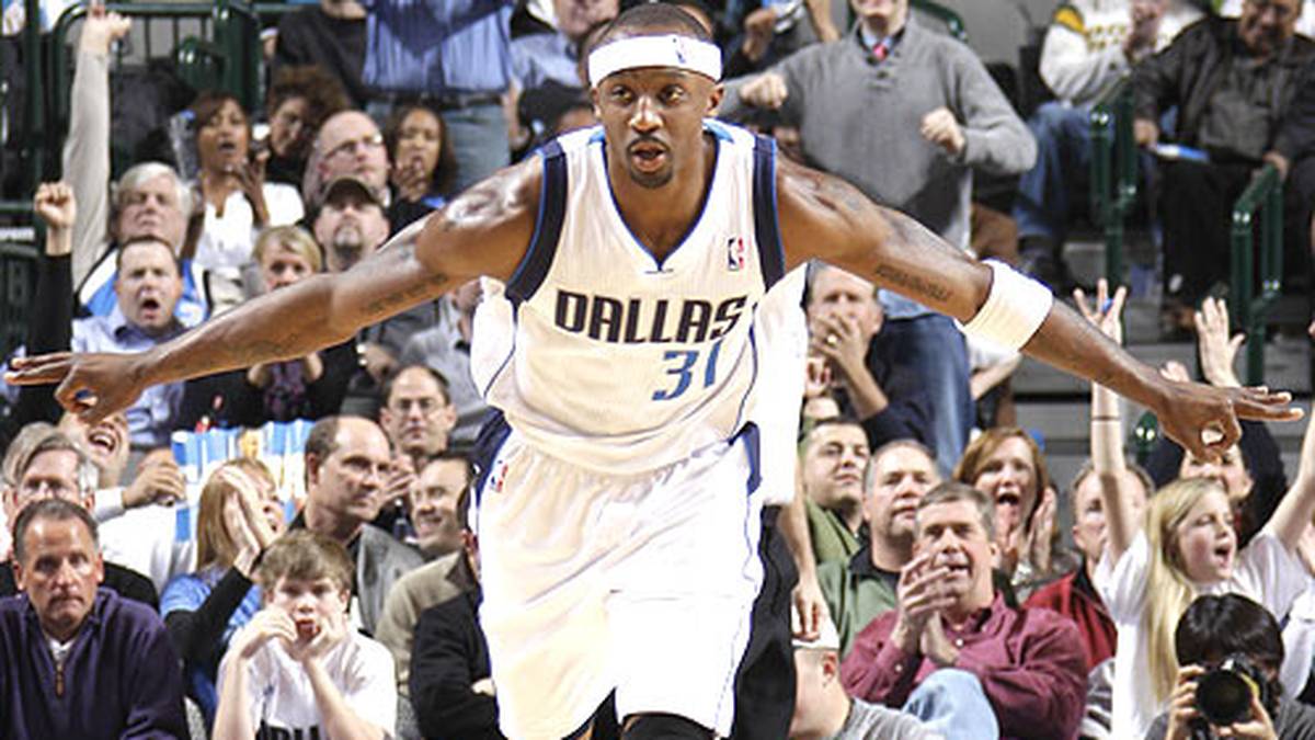 RANG 5 - JASON TERRY: Dirk Nowitzkis langjähriger Teamkollege hatte sich bis auf Rang vier der ewigen Dreierliste vorgeschossen, wird von den Aktiven aber nach und nach eingeholt. Die Geste ihres Meisterspielers von 2011 kennen Mavericks-Fans. Der "Jet" hob nach Dreiern 2282 Mal ab