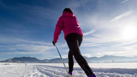 Beim Ski-Langlauf kommt fast jede Muskelgruppe zum Einsatz - das ist gut für die Durchblutung und damit auch fürs Herz