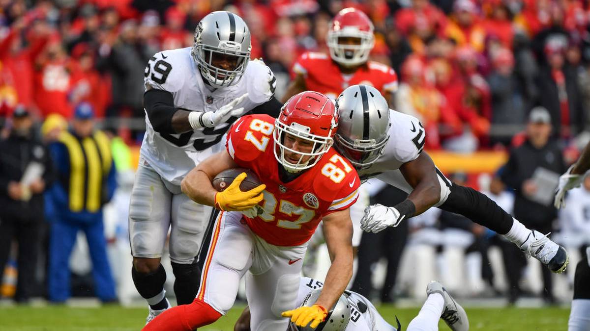 Der Erfolg der Chiefs hängt sehr am 29-Jährigen. Er muss gesund bleiben. Hinter Kelce ist mit dem Abgang von Demetrius Harris zu den Cleveland Browns ein harter Zweikampf um den Nr. 2-Tight End entbrannt: Deon Yelder und Blake Bell brennen beide auf ihre Chance