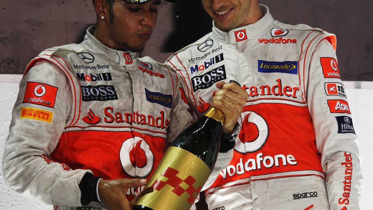 2011: Button (r.) gewinnt drei Rennen und wird Vize-Weltmeister. Auch Hamilton gewinnt drei Rennen, wird aufgrund einiger Ausfälle jedoch nur Gesamtfünfter