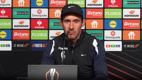 Julian Schuster will mit dem SC Freiburg ins Halbfinale der Europa League einziehen. In seine Matchvorbereitung nimmt er auf das Duell des FC Bayern mit Real Madrid auf. 