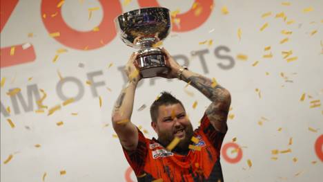 Michael Smith gewinnt beim neunten Anlauf sein erstes Major-Finale. Er bezwingt Nathan Aspinall mit 16:5 und gewinnt den Grand Slam of Darts.