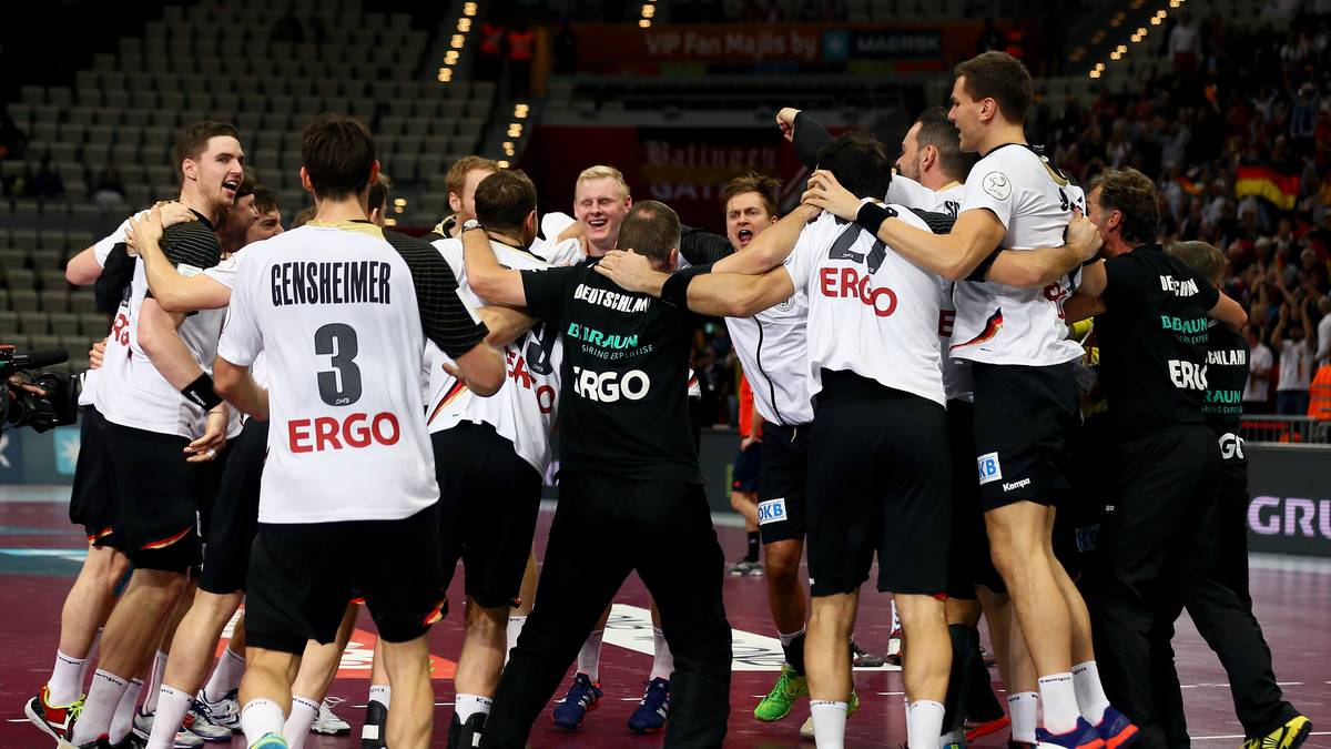 In einem packenden Finale behält Deutschland die Oberhand und besiegt Russland mit 27:26. Das Team feiert den Erfolg ausgelassen