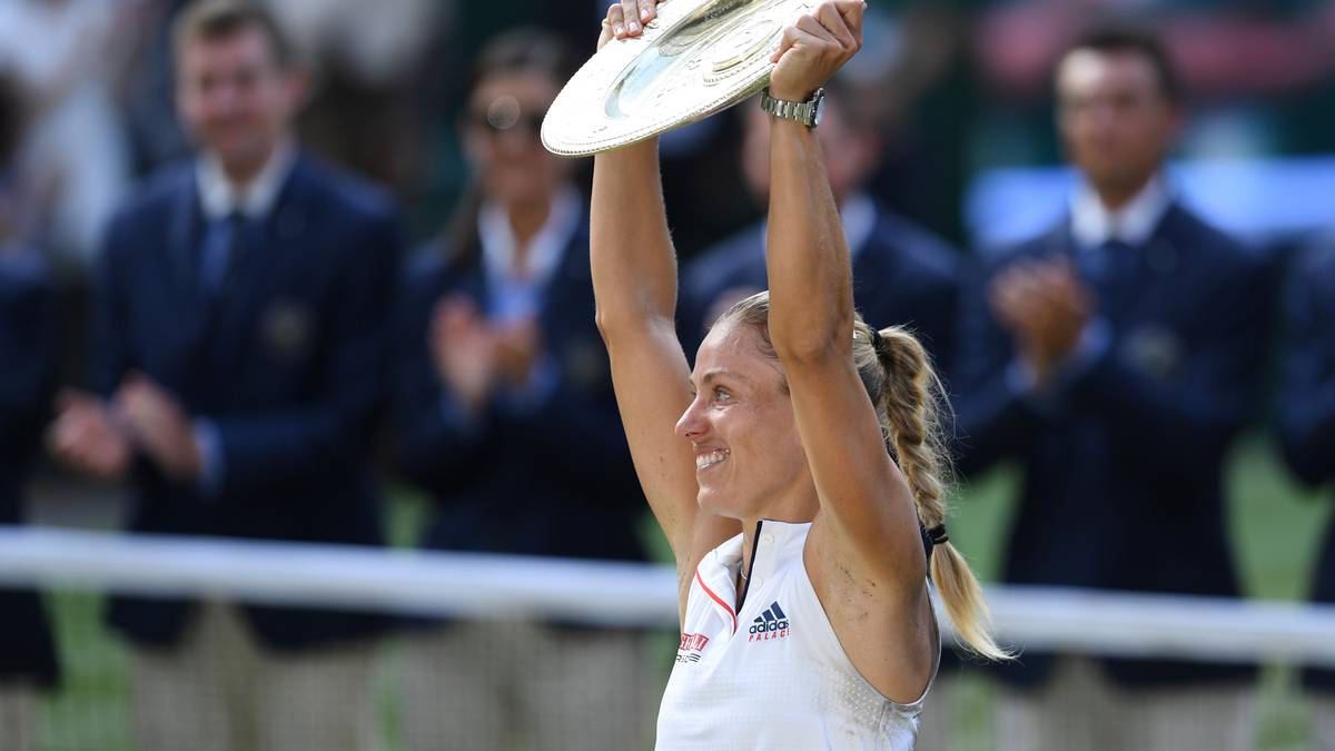 PLATZ 1 - Angelique Kerber krönt sich im Juli zur Königin von Wimbledon. Im Finale deklassiert die 30-Jährige Serena Williams und holt ihren dritten Grand-Slam-Titel nach den Siegen bei den Australian Open und den US Open 2016. Sie ist die erste Deutsche seit 22 Jahren, die beim Grand-Slam-Klassiker triumphiert