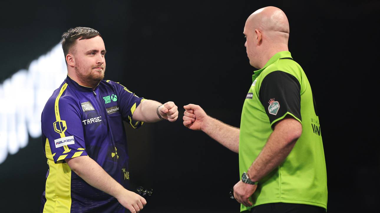 Luke Littler (l.) und Michael van Gerwen treffen am 1. Spieltag der Premier League aufeinander