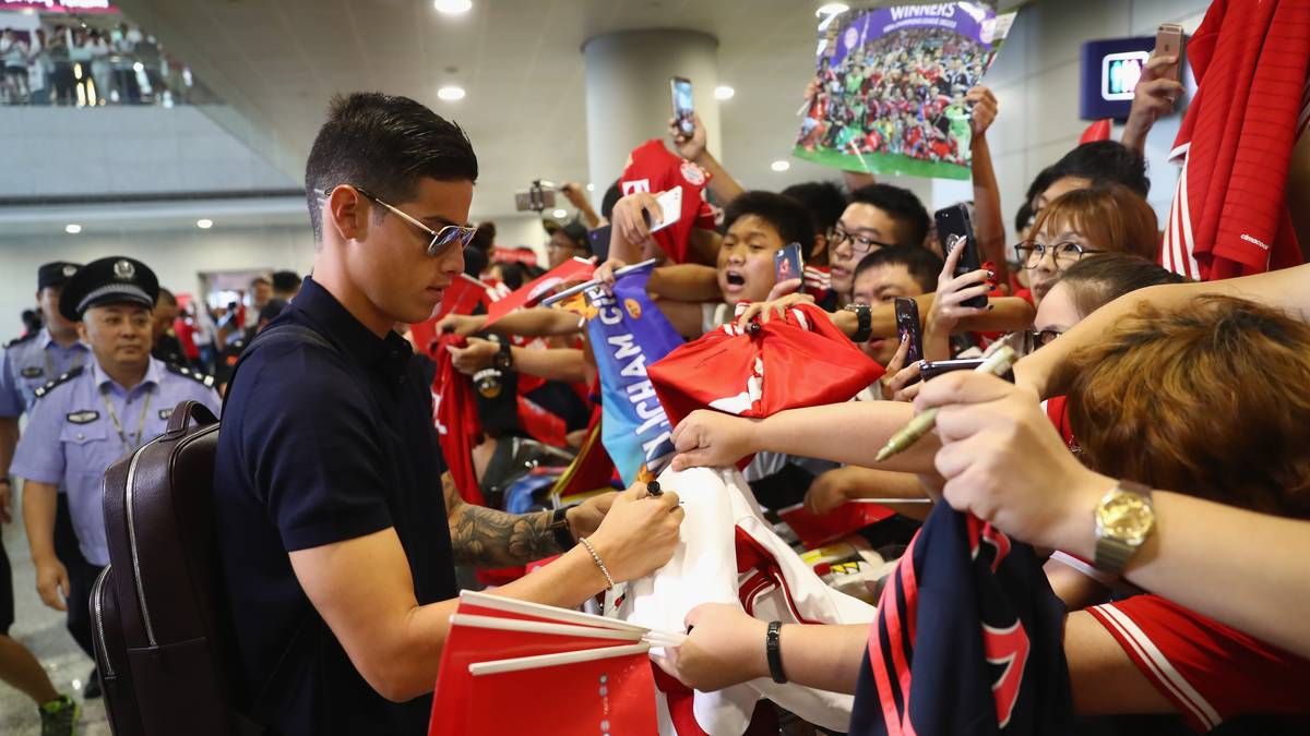 Insbesondere James Rodriguez ist bei den Autogrammjägern heiß begehrt