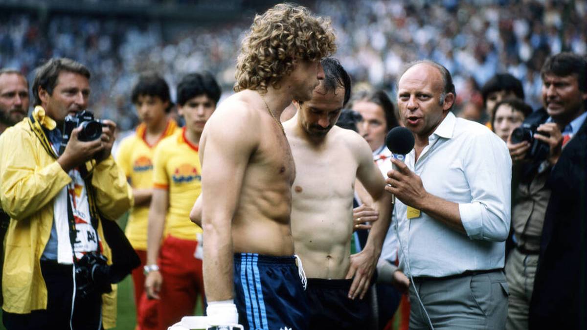 Toni Schumacher und Uli Stielike nach der Schande von Gijon bei der WM 1982