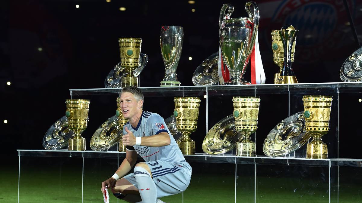 Auf dem Spielfeld werden all seine Trophäen präsentiert, die er mit dem FC Bayern gewonnen hat: Meisterschale, DFB-Pokale und natürlich ein Replikat des Henkelpotts für den Champions-League-Triumph 2013 im bisher einzigen Triple-Jahr der Münchner