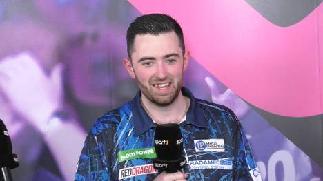 Luke Humphries steht durch seinen Sieg gegen Dave Chisnall im Halbfinale. Anschließend verrät er, wie er zwischen Weltranglistenplatz Eins und WM-Titel priorisieren würde. 