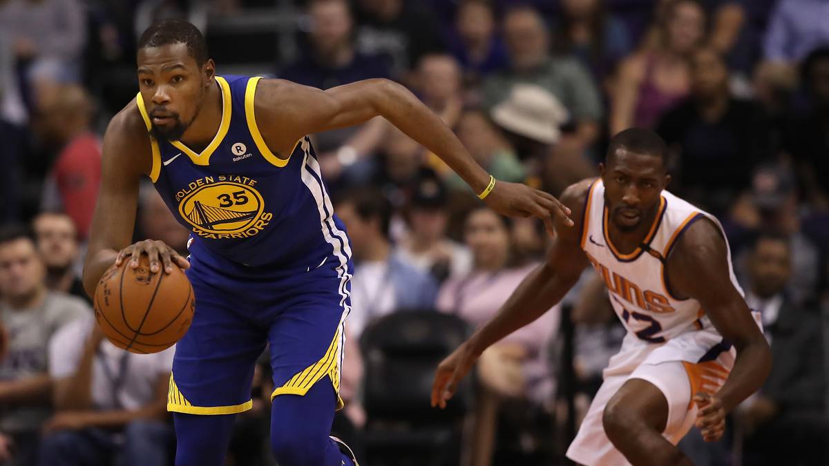 Doch Golden State weiß auch, dass es erst in den Playoffs wirklich darauf ankommt. Sind alle fit, sind die Warriors weiter das Team, das es zu schlagen gilt. Die Spurs sind ein unangenehmer Gegner, doch Kevin Durant & Co. werden in die Spur finden und sich durchsetzen. Die Titelverteidigung ist drin, doch dafür ist eine Steigerung nötig. PLAYOFF-PROGNOSE: 4:2-Sieg gegen die San Antonio Spurs