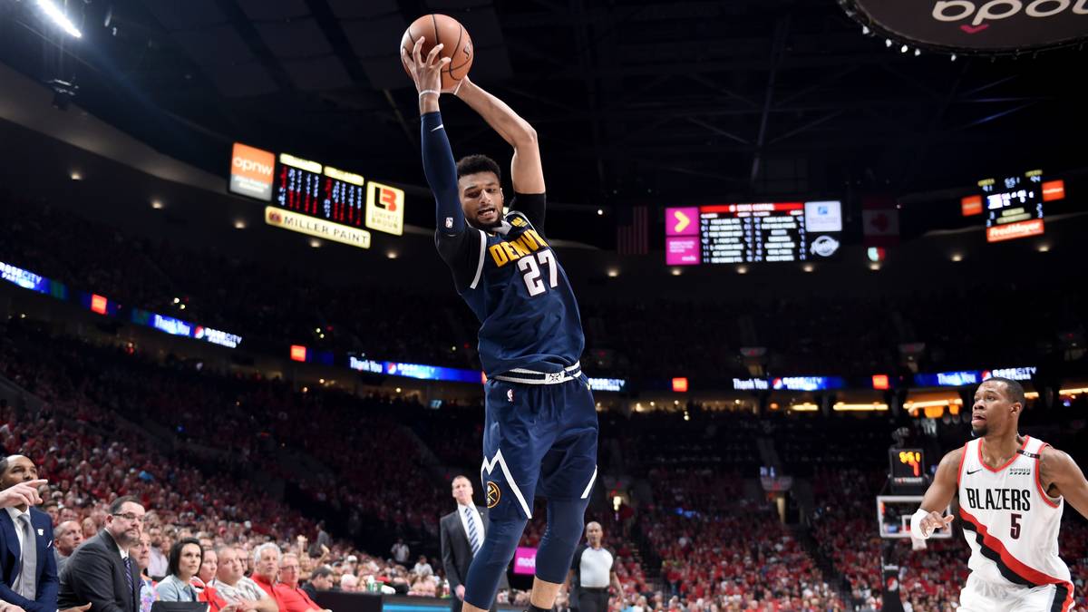 STARTING FIVE – JAMAL MURRAY: Für den Point Guard steht eine entscheidende Saison auf dem Plan. Hinter Jokic ist er die klare Nummer zwei in der Offensive. In der regulären Saison legte er durchschnittlich 18,2 Punkte auf, verteilte 4,8 Assists und schnappte sich 4,2 Rebounds. Kann Murray diese Zahlen weiter steigern, machen auch die Nuggets sicherlich einen Sprung