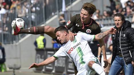 Der Fürther Patrick Sontheimer (weiße Spielkleidung) kämpft mit dem St. Pauli-Spieler Marc Hornschuh um den Ball