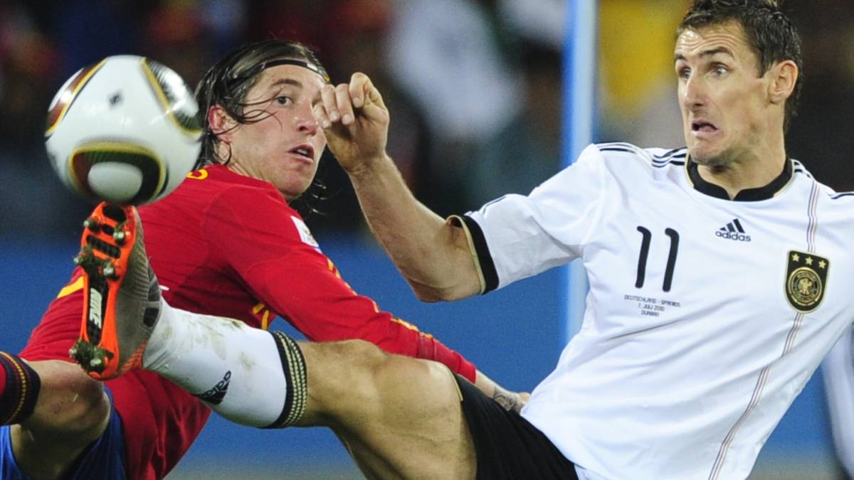 2010 bei der WM in Südafrika war das DFB-Team ebenfalls fast ganz in Weiß unterwegs. Ein Längsstreifen und das schwarz eingefasste DFB-Logo waren kleine Farbtupfer.